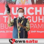 Bupati Baddrut Tamam Bangga Kenakan Sepatu Batik Produk WUB Pamekasan