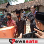 Datangin Dua Korban Kebakaran, Bupati Salwa Berikan Bantuan RTLH