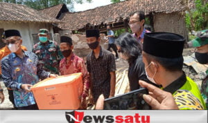Datangin Dua Korban Kebakaran, Bupati Salwa Berikan Bantuan RTLH