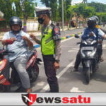 Hari Pertama Ops Patuh Semeru, Polisi Bagikan Masker dan Brosur Patuh Lalin