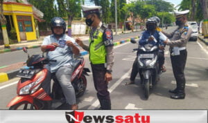 Hari Pertama Ops Patuh Semeru, Polisi Bagikan Masker dan Brosur Patuh Lalin