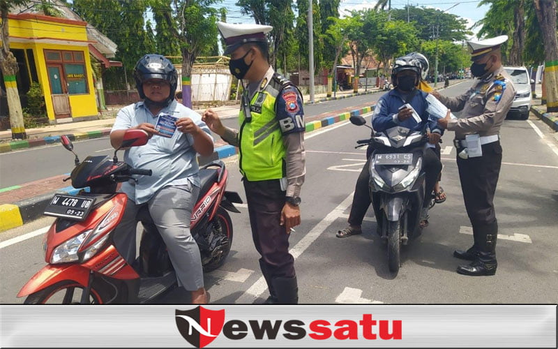 Hari Pertama Ops Patuh Semeru, Polisi Bagikan Masker dan Brosur Patuh Lalin
