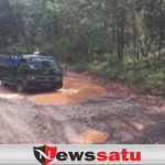 Jalan Poros Kecamatan Tulung Selapan Rusak Parah