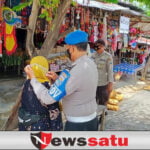 Pamekasan Level 1, Polisi Tetap Tebar Masker Gratis dan Disiplin Protokol Kesehatan