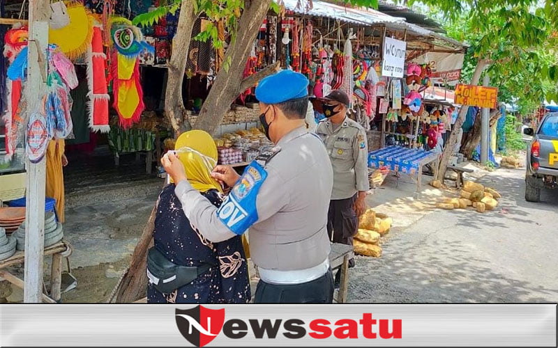 Pamekasan Level 1, Polisi Tetap Tebar Masker Gratis dan Disiplin Protokol Kesehatan