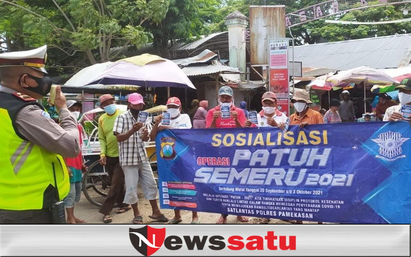 Pasar Kolpajung Disasar Sosialisasi Ops Patuh dan Pembagian Masker Satlantas Pamekasan