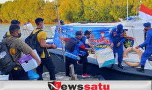 Polairud Sampang Kawal 2000 Vaksin ke Mandangin Sampang