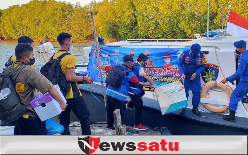 Polairud Sampang Kawal 2000 Vaksin ke Mandangin Sampang