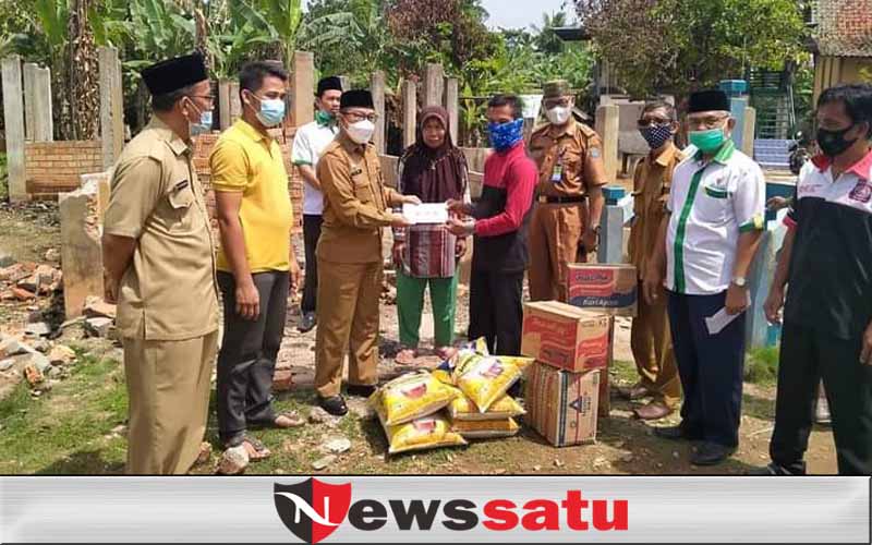 Ringankan Beban Korban Kebakaran, Pemkab OKI Bersama BAZNAS Serahkan Bantuan