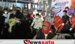 Sandiaga Uno Memainkan Ronjengan Permainan Khas Bondowoso