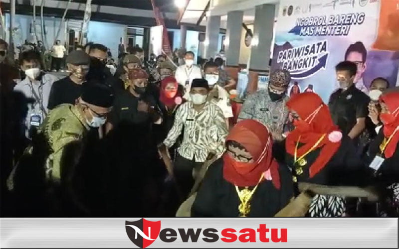 Sandiaga Uno Memainkan Ronjengan Permainan Khas Bondowoso