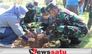 Satgas TMMD dan CDK Wilayah Sumenep Tanam Mahoni, Gugah Warga Lestarikan Alam di Pamekasan