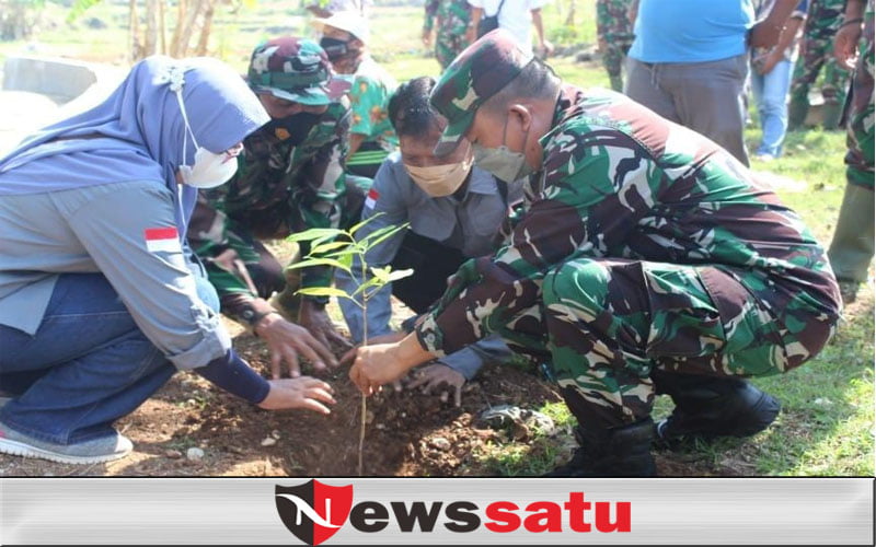 Satgas TMMD dan CDK Wilayah Sumenep Tanam Mahoni, Gugah Warga Lestarikan Alam di Pamekasan