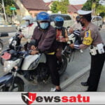 Satlantas Sampang Ketatkan Prokes dan Beri Hadiah Langsung Pada Warga Patuh