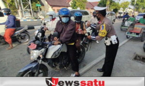 Satlantas Sampang Ketatkan Prokes dan Beri Hadiah Langsung Pada Warga Patuh