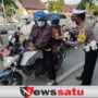 Satlantas Sampang Ketatkan Prokes dan Beri Hadiah Langsung Pada Warga Patuh