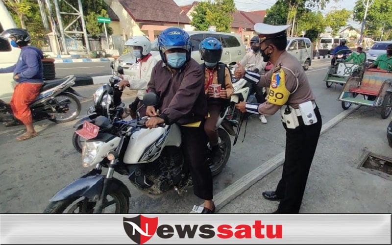 Satlantas Sampang Ketatkan Prokes dan Beri Hadiah Langsung Pada Warga Patuh
