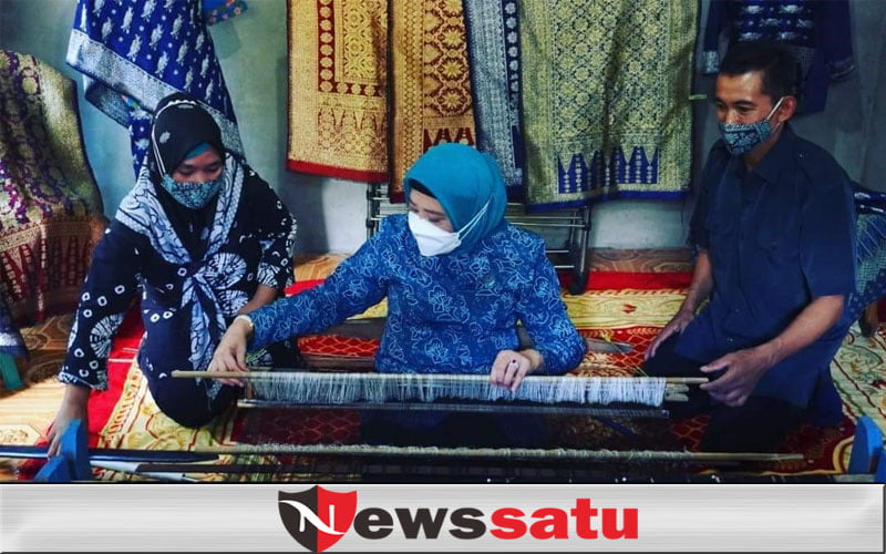TP PKK OKI Geliatkan Tenun Daerah untuk Pulihkan Ekonomi