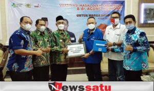 Anggota Dewan Fraksi Demokrat Jatim Serahkan Ribuan Vaksin Ke Pemda Bondowoso