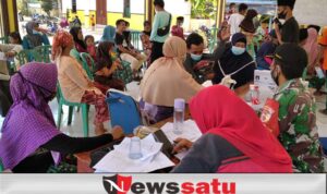 Babinsa Dungkek Dampingi Pelaksanaan Vaksinasi Covid-19 di Desa Romben