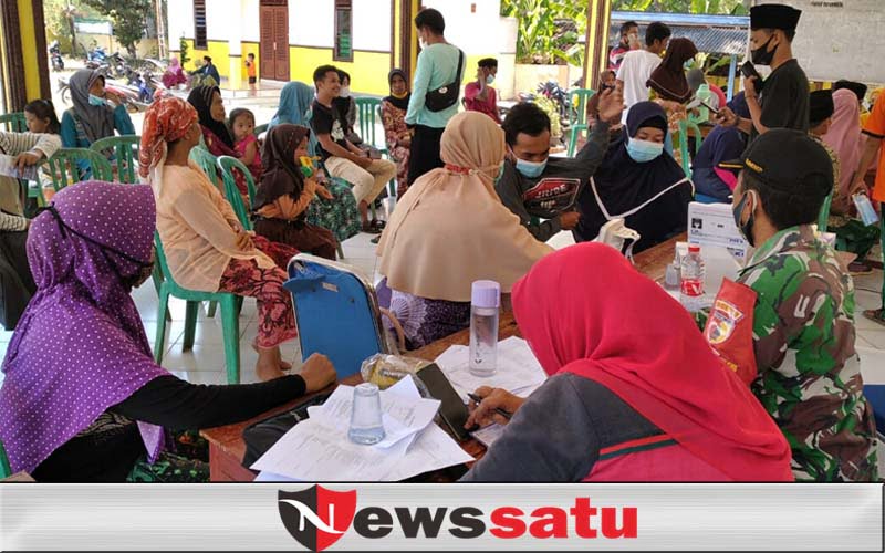 Babinsa Dungkek Dampingi Pelaksanaan Vaksinasi Covid-19 di Desa Romben