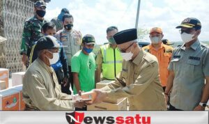 Berikan Bantuan Korban Puting Beliung, Bupati Himbau Masyarakat Lebih Waspada
