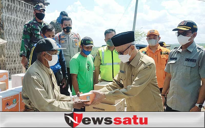 Berikan Bantuan Korban Puting Beliung, Bupati Himbau Masyarakat Lebih Waspada