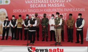 Gubernur Jawa Timur Tinjau Vaksinasi Sekolah Tangguh Pamekasan