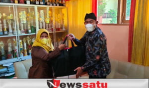 Hari Guru Sedunia, Bupati Fauzi Kunjungi Guru Masa Remajanya