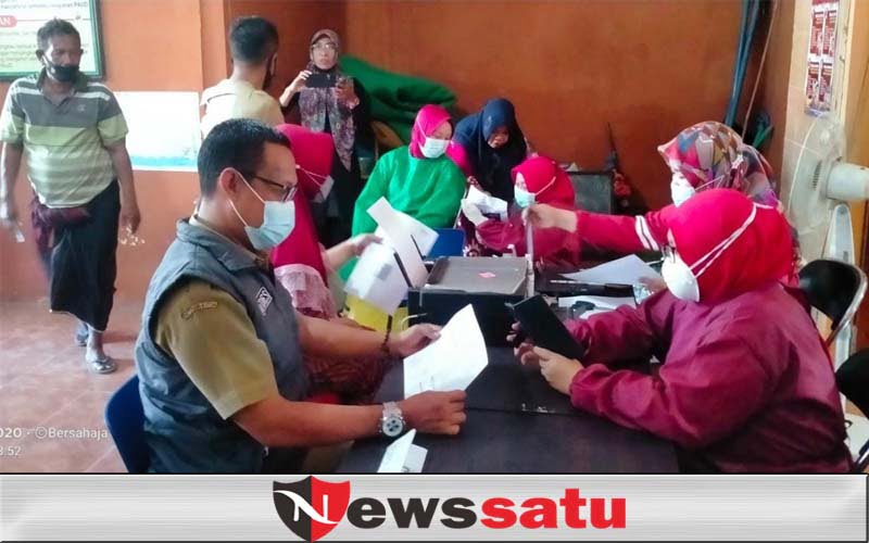 Kades dan Keluarga Awali Vaksinasi Masal Warga di Branta Pesisir Tlanakan