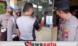 Masuk Mapolres Pamekasan Wajib Pakai Aplikasi PeduliLindungi Di Titik Pelayanan