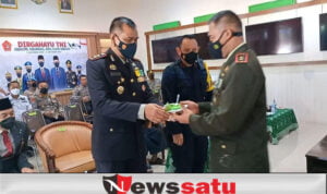 Semarakkan HUT TNI, Kapolres Pamekasan Beri Kejutan Dandim 0826