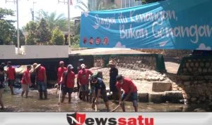 Upaya Antisipasi Banjir, Kader PDI Perjuangan Sumenep Bersihkan Sungai