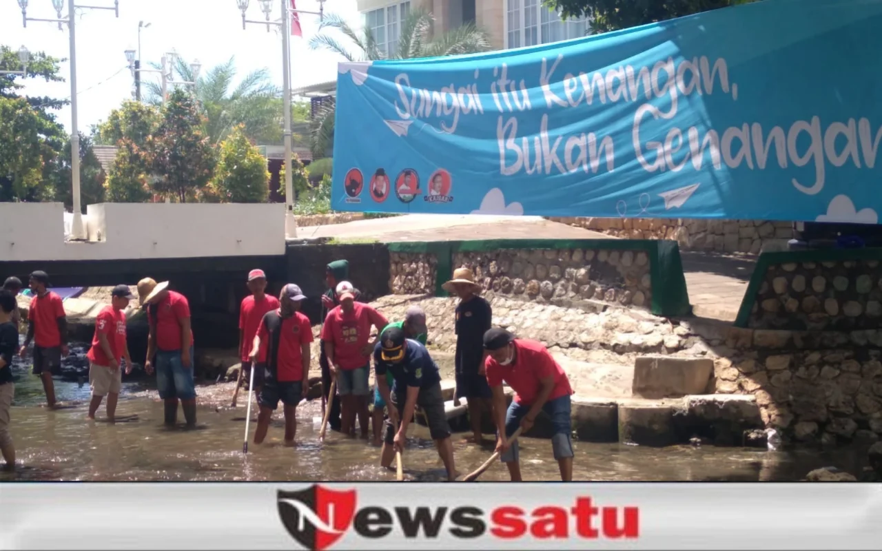 Upaya Antisipasi Banjir, Kader PDI Perjuangan Sumenep Bersihkan Sungai