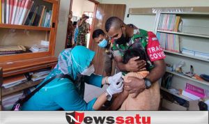 Babinsa Laren Terjun Kawal Vaksinasi Untuk Anak