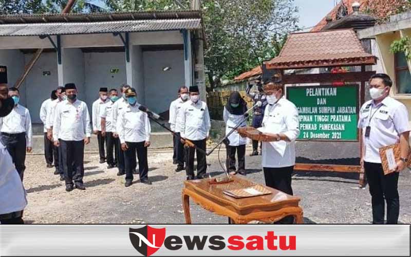 Bupati Pamekasan Lantik Pejabat Eselon 2 di Pelataran Makam Ronggo Sukowati