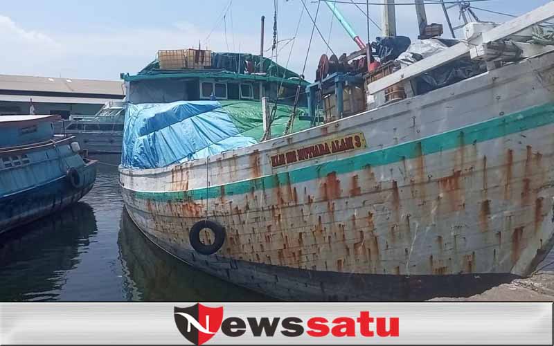 Kapal Bermuatan Kayu Gaharu, Terkatung-Katung Di Pelabuhan Probolinggo