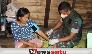 Ketika Prajurit TNI Door to Door Vaksinasi Warga Hingga Malam Hari
