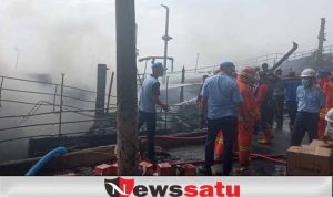 Sebuah Kapal Motor Terbakar Di Pelabuhan Probolinggo