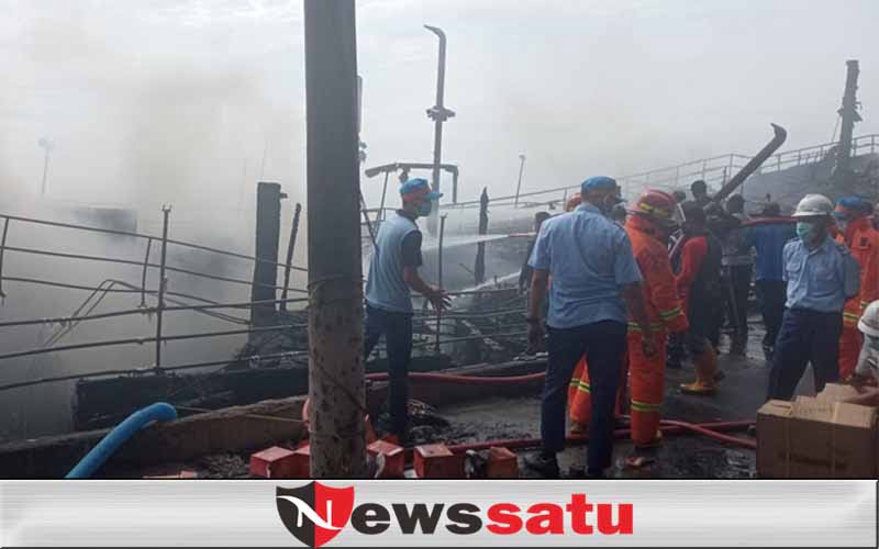 Sebuah Kapal Motor Terbakar Di Pelabuhan Probolinggo
