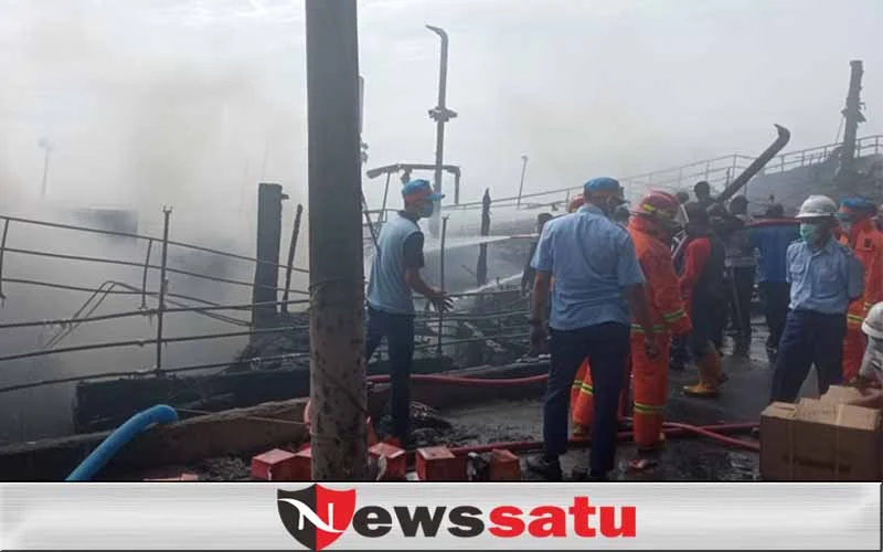 Sebuah Kapal Motor Terbakar Di Pelabuhan Probolinggo