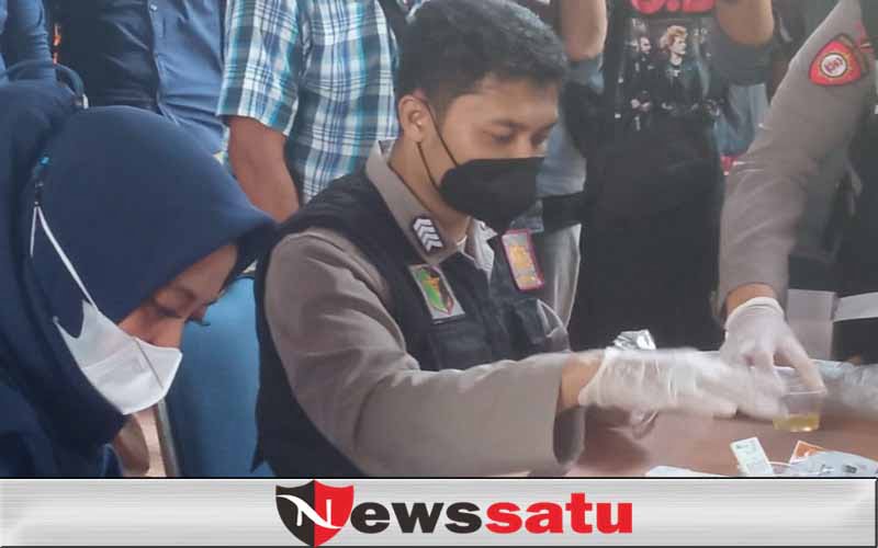 Sopir Bus Terminal Bayuangga Kota Probolinggo, Ikuti Test Urine Bebas Narkoba