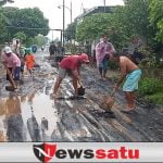 Warga Probolinggo Perbaiki Jalan Rusak Menggunakan Pasir Uruk