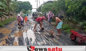 Warga Probolinggo Perbaiki Jalan Rusak Menggunakan Pasir Uruk