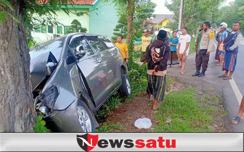 Mobil Kijang Innova Tabrak Pohon Asam, 6 Penumpang Terluka