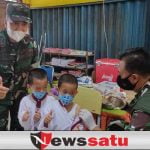 Senangnya, Si Kembar Ini Disuntik Vaksin Oleh Team Vaksinator