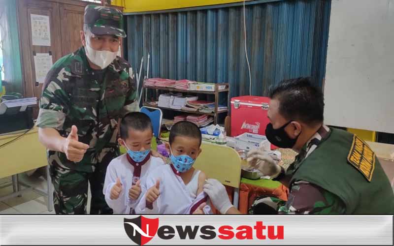 Senangnya, Si Kembar Ini Disuntik Vaksin Oleh Team Vaksinator
