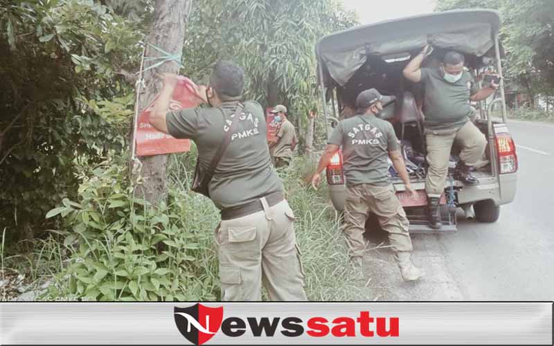Tim Satpol PP dan Damkar Pamekasan Amankan 55 Reklame Terpasang Liar