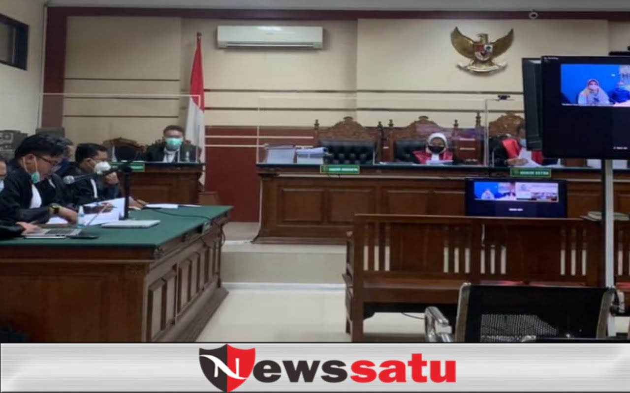 Warga Probolinggo Ikuti Sidang Perdana Bupati Melalui Medsos