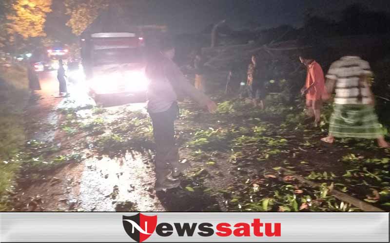 Warga Waspada Cuaca Buruk, Polsek Sigap Atasi Pohon Tumbang di Pamekasan